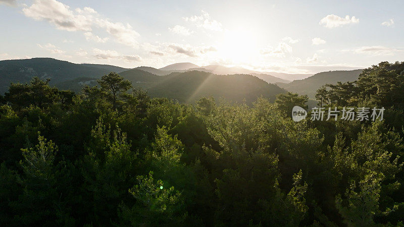 林山日落航拍，4K自然/野生动物/天气，航拍生态森林日落美景。理想的森林保护背景，拯救生物与自然，生态主题。全球变暖和森林火灾主题